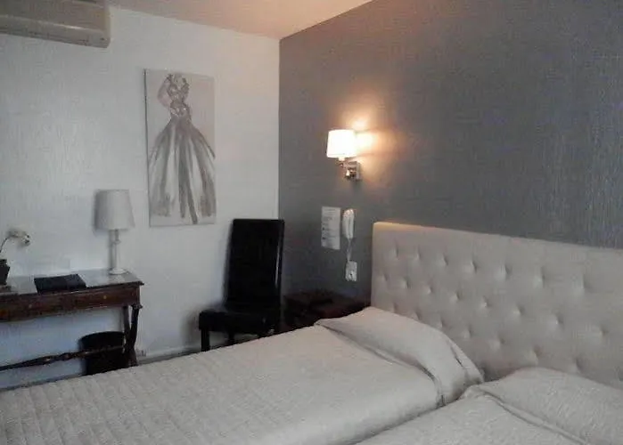 Отель Bristol Logis Cit'hotel Centre 3*